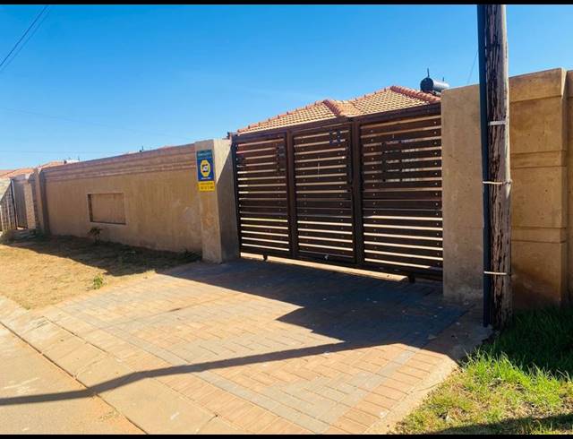 3 BEDROOM HOUSE FOR SALE IN PROTEA GLEN